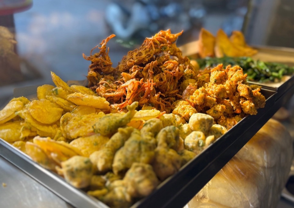 Frittierte indische Spezialitäten wie Pakoras und Bhaji