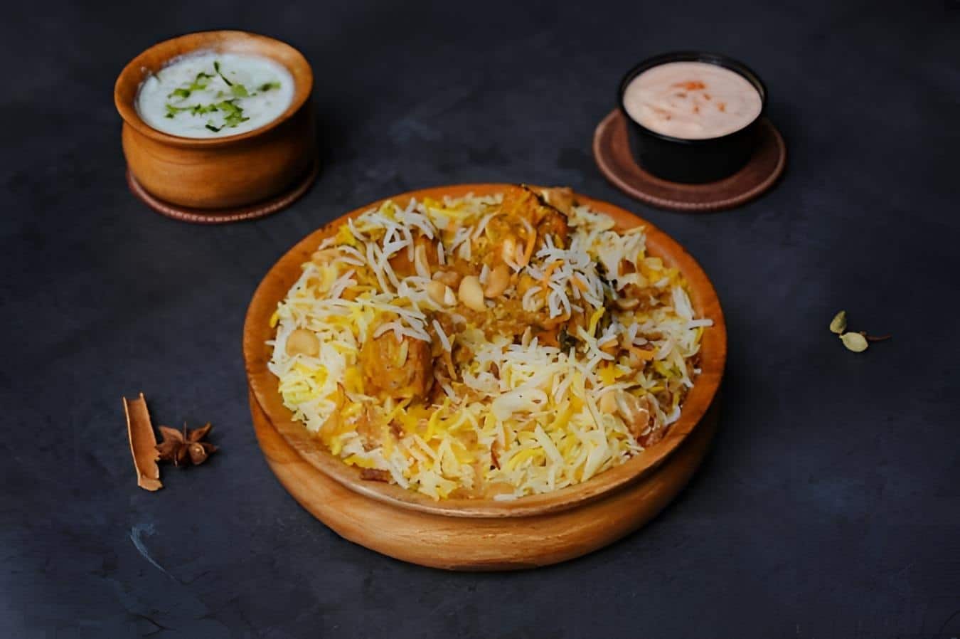 Chicken Biryani mit Basmatireis in einer Holzschale