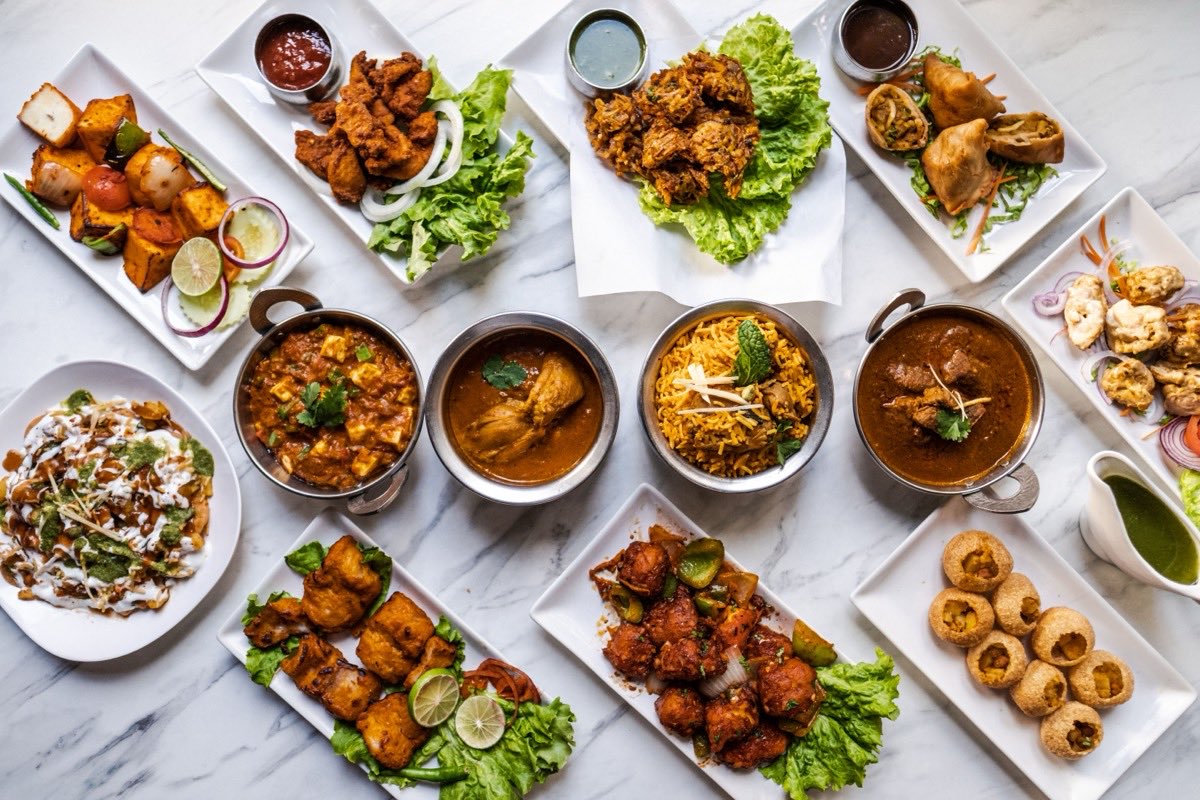 Große Auswahl indischer Gerichte: Currys, Biryani, Tandoori-Spezialitäten, Samosas und Pakoras